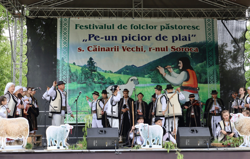 Festivalul-concurs național de folclor păstoresc „Pe-un picior de plai”