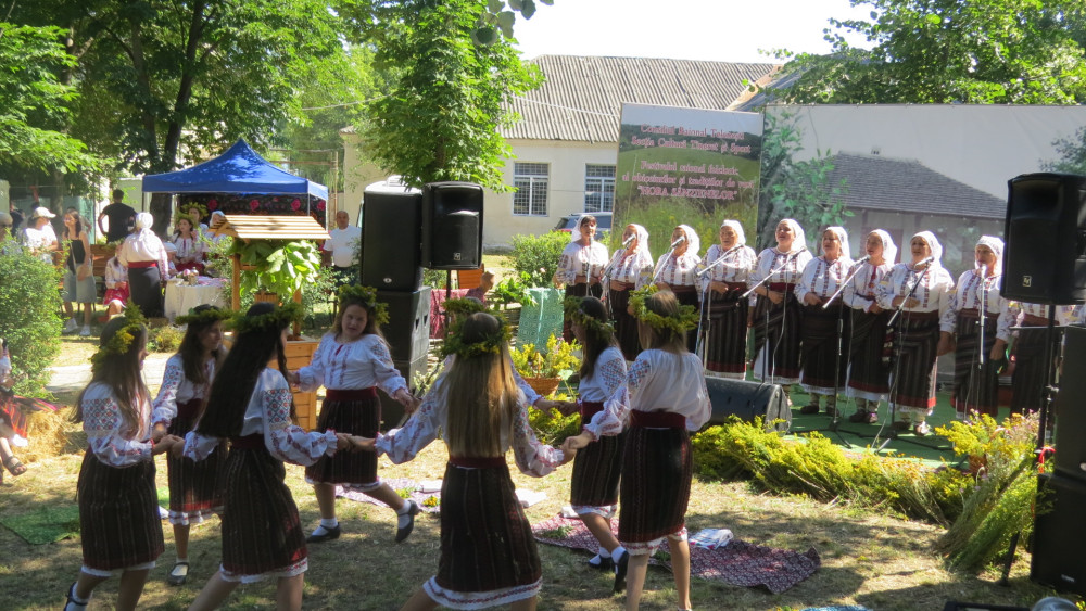 Festivalului-concurs al obiceiurilor și tradițiilor de vară „Hora Sânzienelor”.