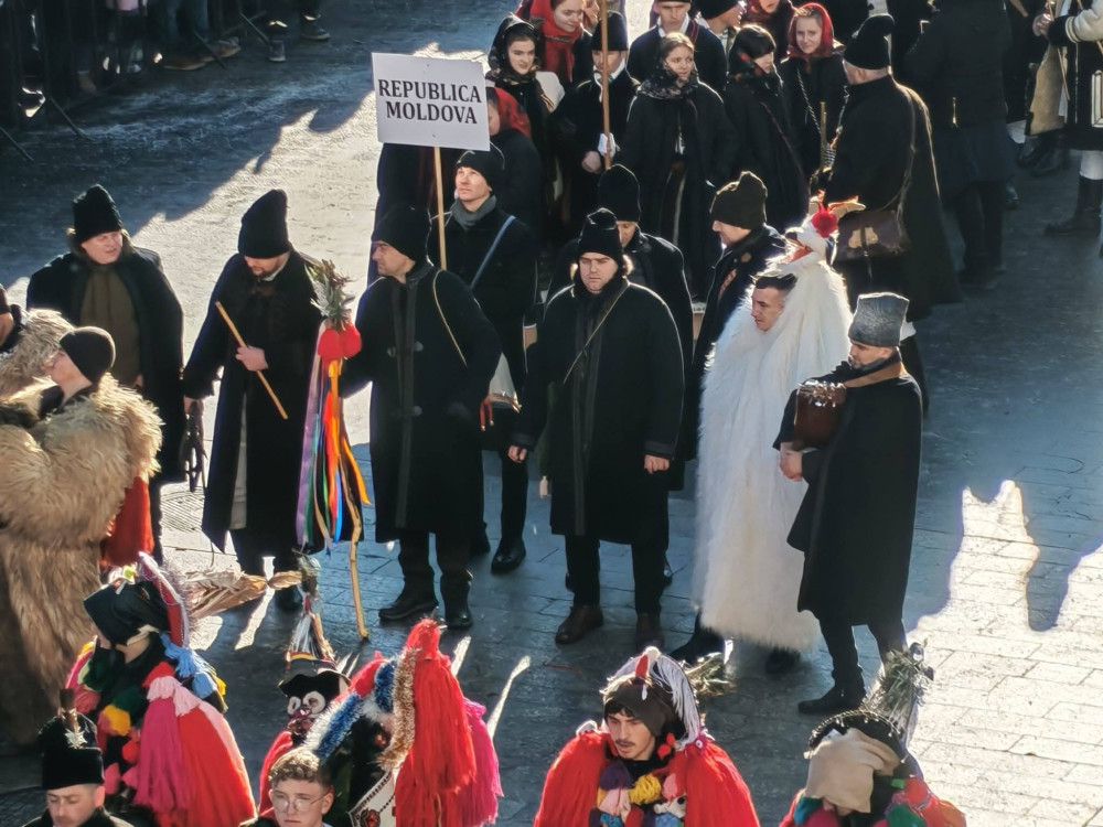 Parada cetelor de urători și colindători – tradiții vii în județul Suceava