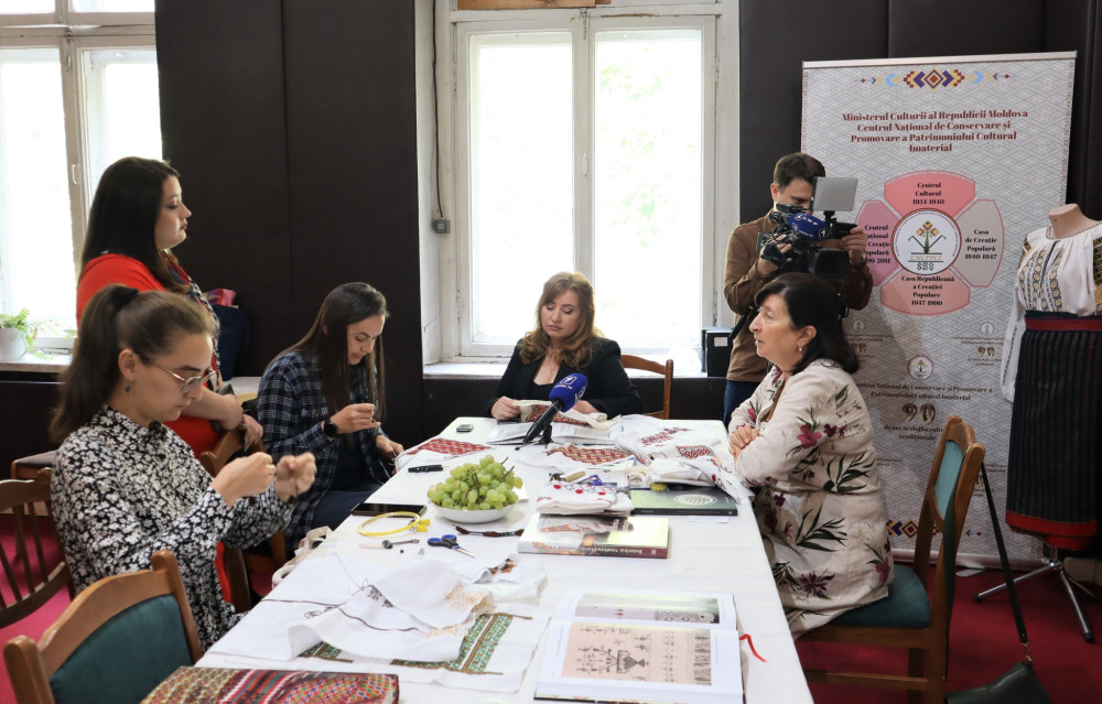 ”Șezătoarea de vineri”