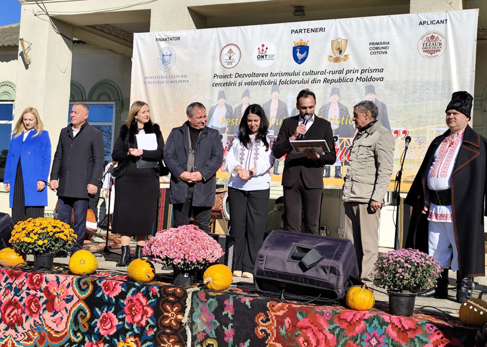 Festivalul cultural-turistic „La Izvorul Dorului”